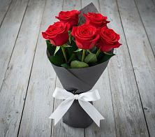Букет 5 Красных роз Эдлесс Лав в Городце