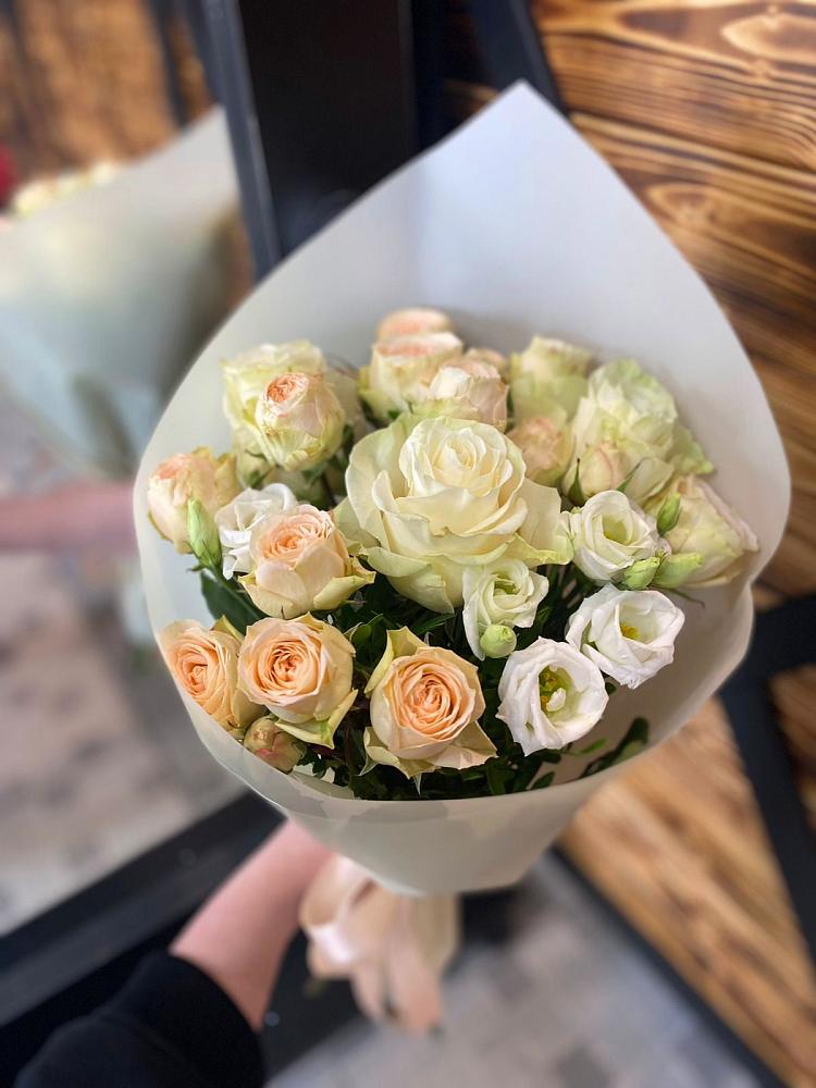 Букет цветов из: Розы и Лизиантусы в Городце